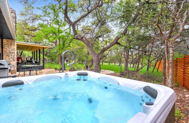 Red Bird Cottage- Convenient 2/1 with Outdoor Space