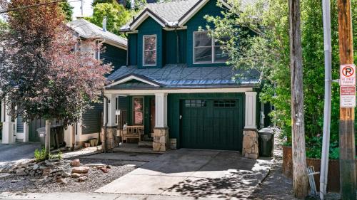 Red Hawk by AvantStay Charming Cabin w Theatre Spa 5mins to Deer Valley Mtn