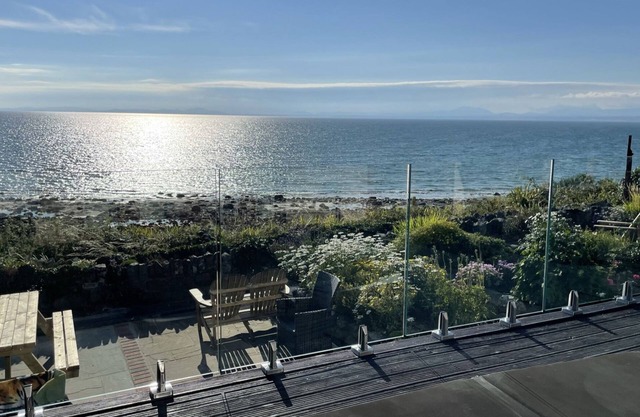 RED RIDGE, luxury holiday cottage, with open fire in Harlech