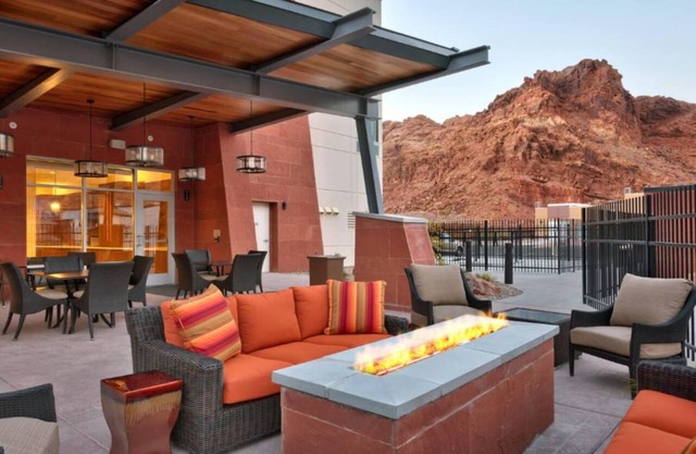 Red Rock Retreat with Pool - Quick Drive to Arches and Canyonlands - 4 Units