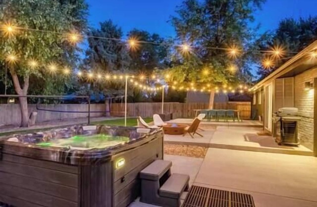 Red Rocks Haus! Hot Tub, Sauna, Full Gym, Fenced in Backyard