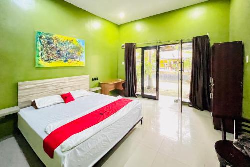 RedDoorz at MCLOS Syariah Guest House Rantau Perapat
