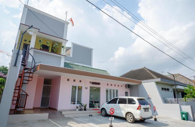 RedDoorz near Rita Supermall Purwokerto 2