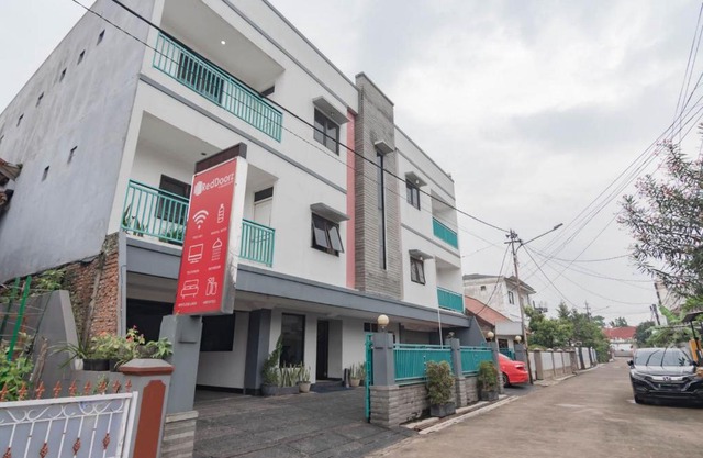 RedDoorz Plus at Buah Batu