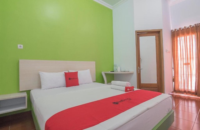 RedDoorz Plus near Alun Alun Kuningan