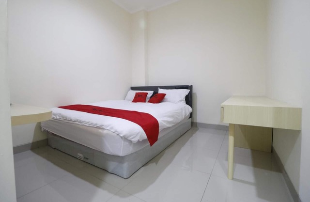 RedDoorz Plus near Mall Ciputra Jakarta