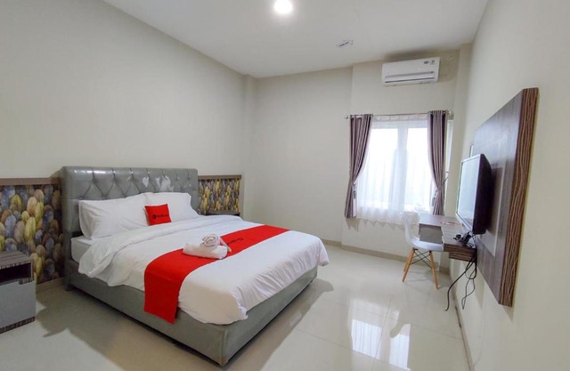RedDoorz Syariah near GOR Satria Area