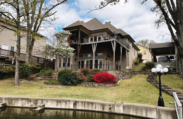 Reduced August Rates! 4 bed, 4 bath Luxury home on Lake Hamilton.