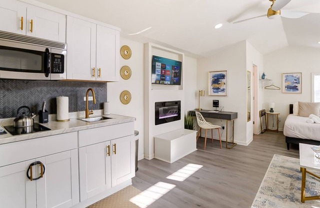 Reduced Pricing / Tiny Chic House / 5 min. from Downtown Concord / Small Dogs OK / Fire pit / Gazebo