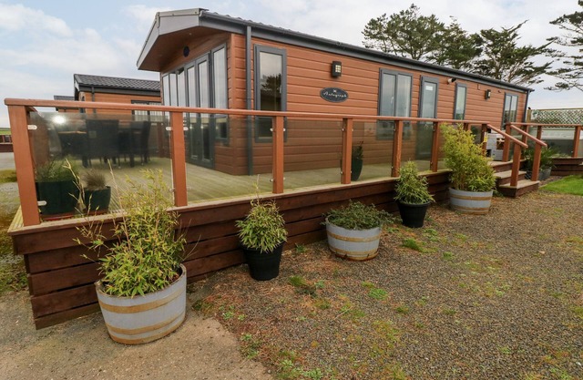 REEF RETREAT, pet friendly, character holiday cottage in Broad Haven