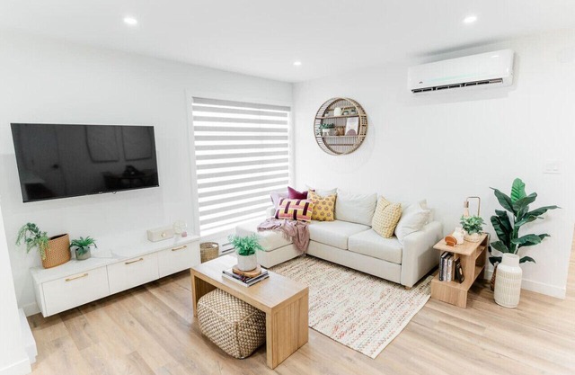 *Refresh | Central & Trendy | 5 min to downtown*