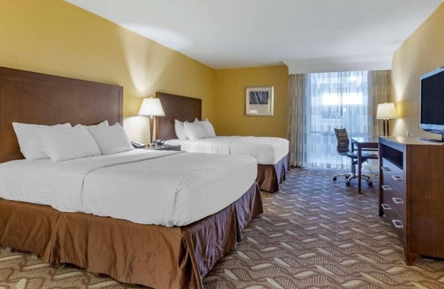 Relax and Recharge! 4 Spacious Units, Free Breakfast, Free Parking