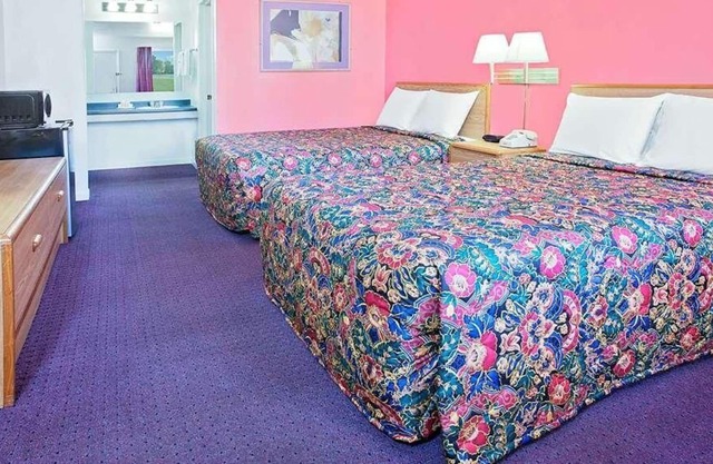 Relax and Recharge in Knights Inn Muskogee! 4 Great Units, Pet-friendly Property