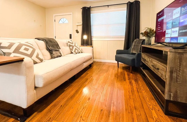 Relax at the Blue Door! 🏡 Cute Cozy Denison Home 😍