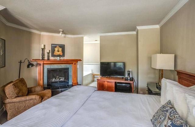 Relax in Charming Room Steps from Haystack Rock! Free Parking