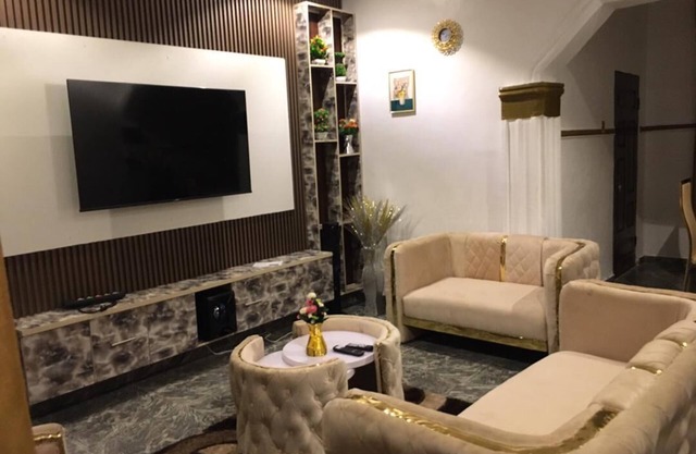 "Relax like the Royals". Airport pick up/drop off/car hire with driver available