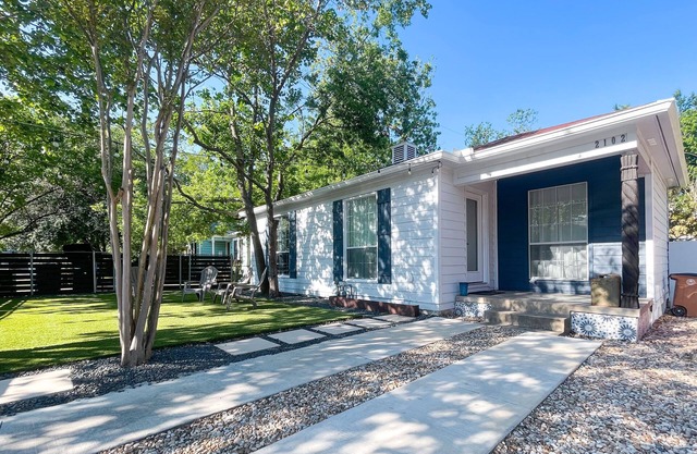 Relax On Rountree, Hot tub w/ authentic ATX experience. Main house & Guest house