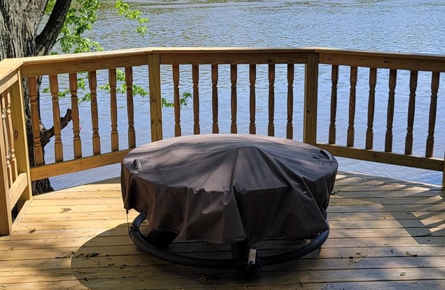 Relax on the Rock River, book our cozy 1-bedroom cabin