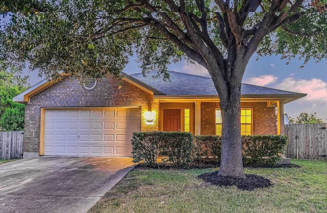 Relax & Recharge in this Cozy Lovely Round Rock Retreat.