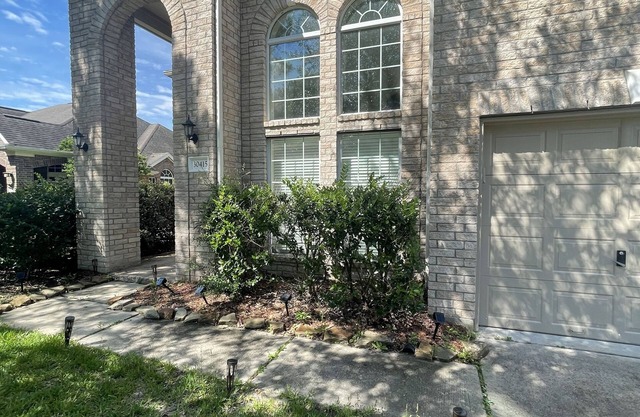 Relax with the whole family at this peaceful lake view cozy home!