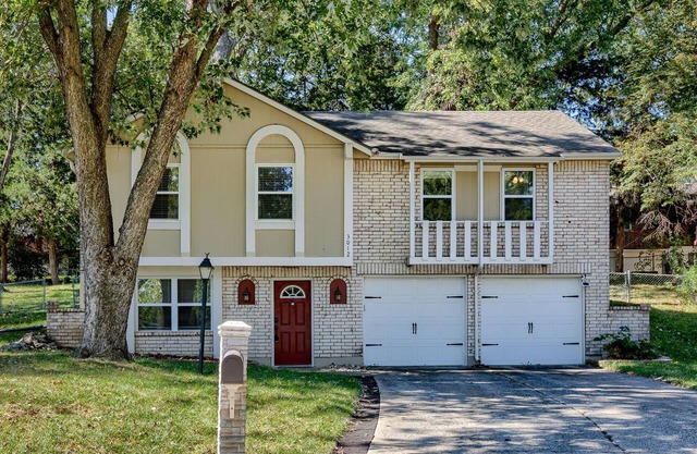 Relaxing Blue Springs Escape 3BR w/Outdoor Space
