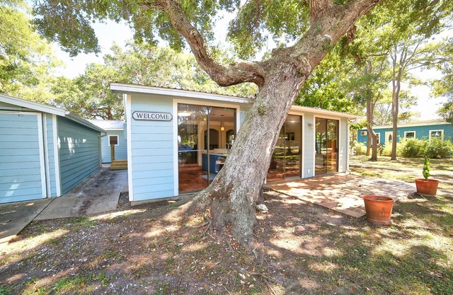 Relaxing Caney Creek views or just minutes from the beach!