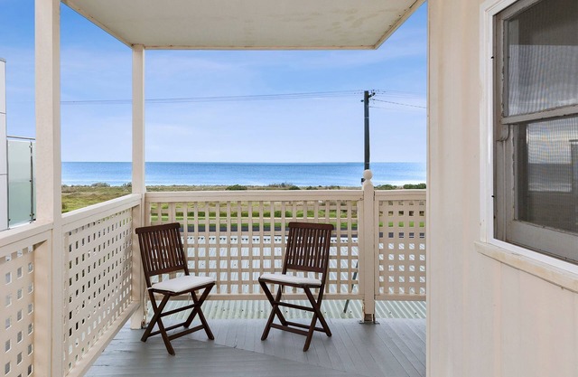 Relaxing Comfort on the Beach | Indented Head