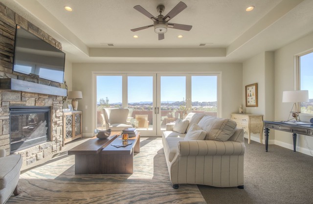 Relaxing, Coral Ridge R&R! Pools Across the Street. Overlooking the Fish Pond