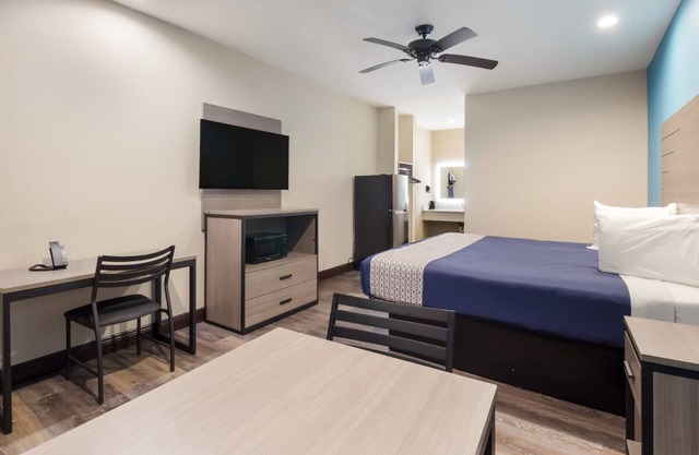 Relaxing Couple Stay w/Free Breakfast & Free Parking | Near Kemah Boardwalk