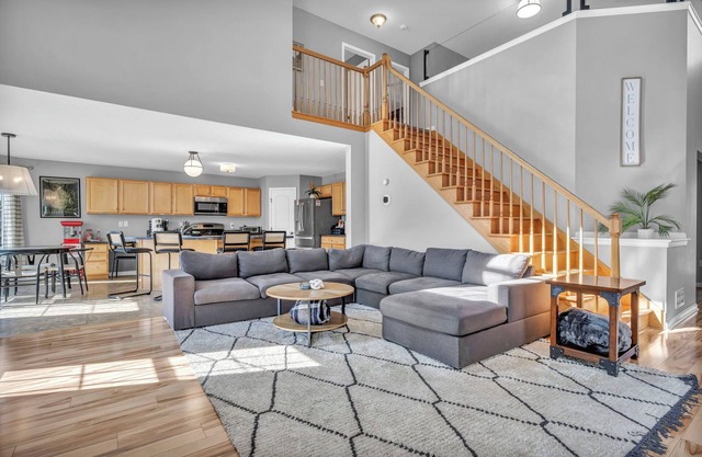 Relaxing Escape: HotTub, Gameroom, Large Living Room, EV, BBQ, Yard; Pets OK