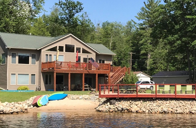RELAXING FAMILY RETREAT ON SECORD LAKE