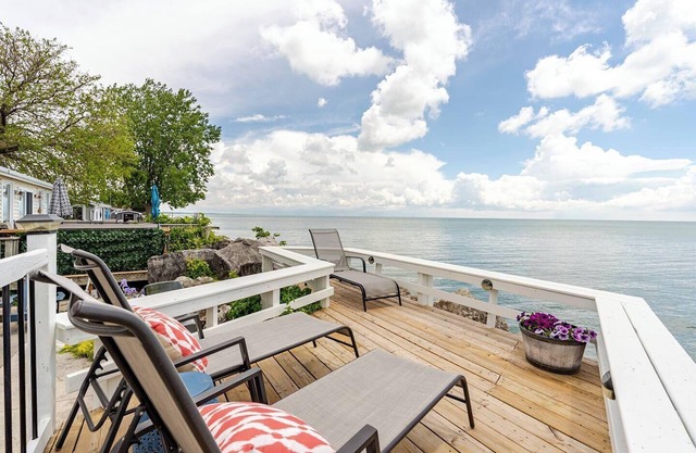 Relaxing lakefront cottage near wineries and beach