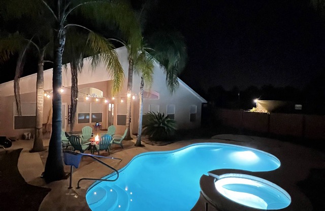 Relaxing Modern 3 br home with HEATED POOL