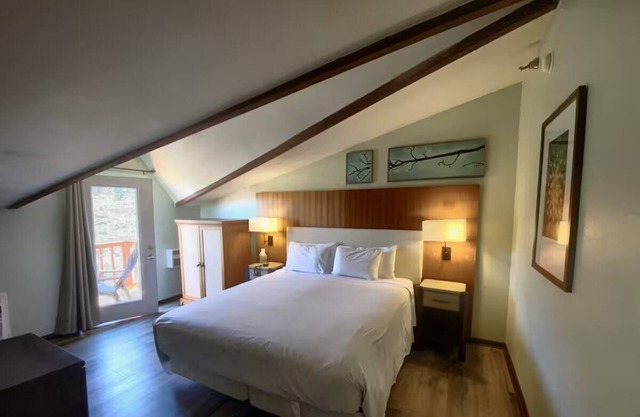 Relaxing Pet-Friendly Hideaway with Free Parking & Seasonal Experiences