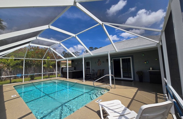 Relaxing Pool Home with spacious parking, close to Flagler Beach & Daytona
