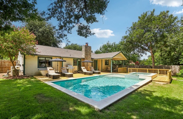 Relaxing Retreat w/Heated Pool, Hot Tub, Cold Plunge, Game Room, Pac Man – Close to Kalahari Resort