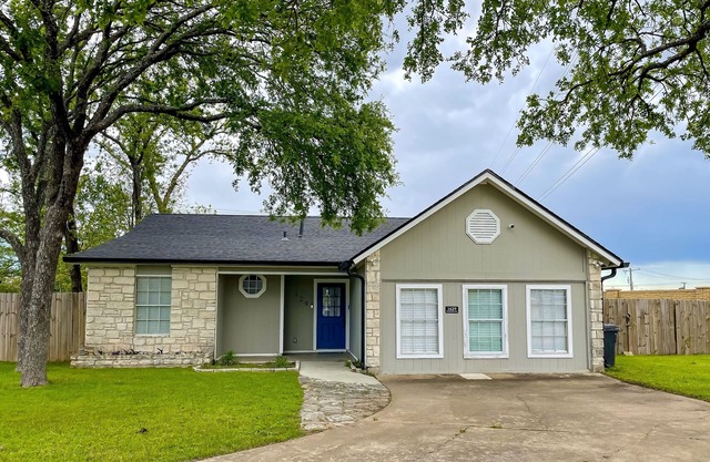 Relaxing retreat with a private pool, pool spa, washer/dryer, & central AC