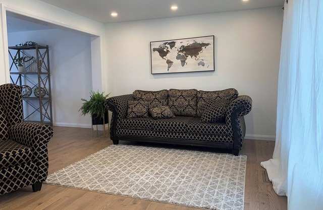 Relaxing retreat with active options: Modern Bungalow near trails and park
