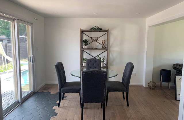 Relaxing retreat with active options: Modern Bungalow near trails and park
