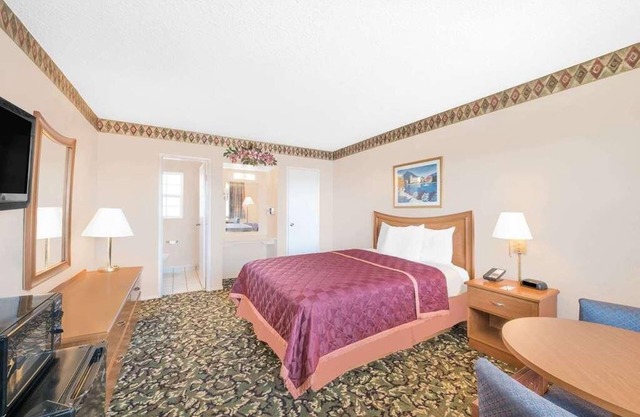 Relaxing Stay in Knights Inn Laura Lodge Pecos! Onsite Pool, Free Parking