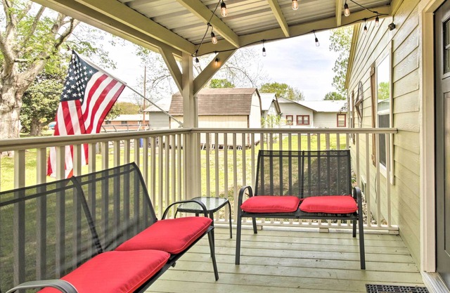 Relaxing Tomball Retreat: Walk to Main Street