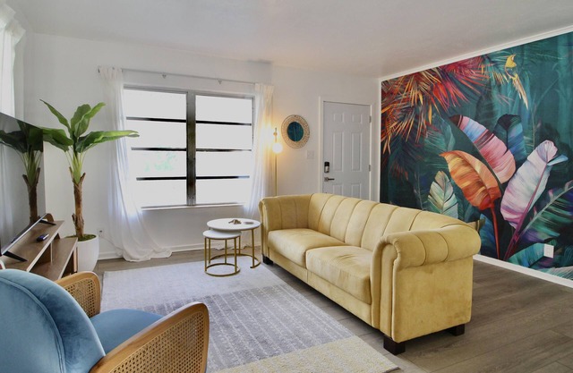 Relaxing Tropical Getaway! Coral Cottage Melbourne- family and pet friendly home