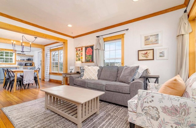 Remodeled 1920s Charmer Near ETSU, JCMC & Downtown