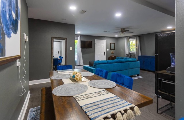 Remodeled 4-bedroom house near downtown Dallas with WiFi, AC