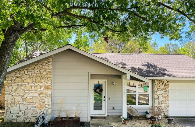 Remodeled dog-friendly home near downtown with patio, streaming & AC