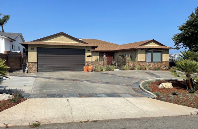 Remodeled Exec 4bd 4bth Villa. Walking Distance from Beach and Riviera Village.