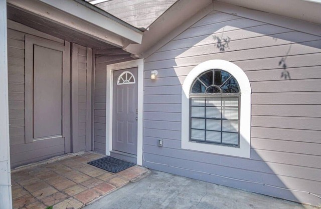 Remodeled Guest House Near Downtown/Military Base