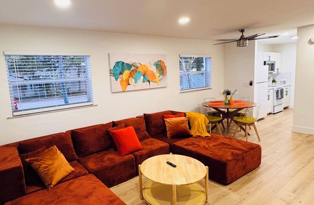 Remodeled Hollywood Beach 2BDx2BTH with Parking, WIFI, AC