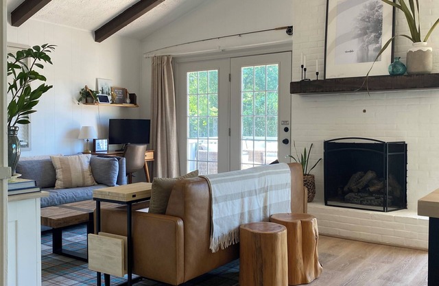 Remodeled lake cottage with walking distance to the beach