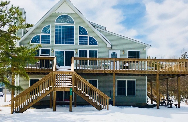 Remodeled ! Lakeside 9BR Pocono Area Villa and private beach volley ball court